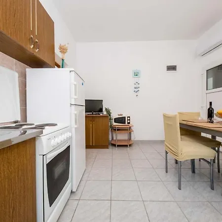 Luka Apartment *